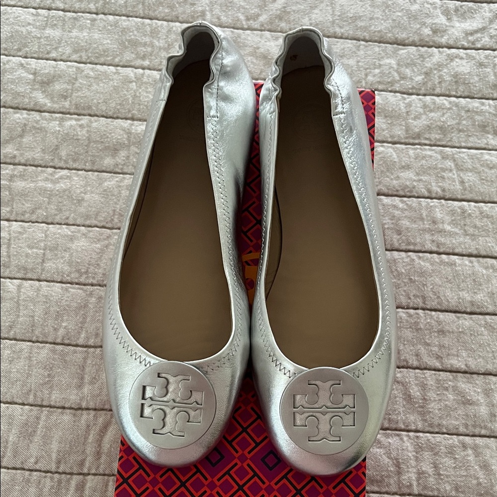 Tory Burch Metallic Silver Flats. New never worn